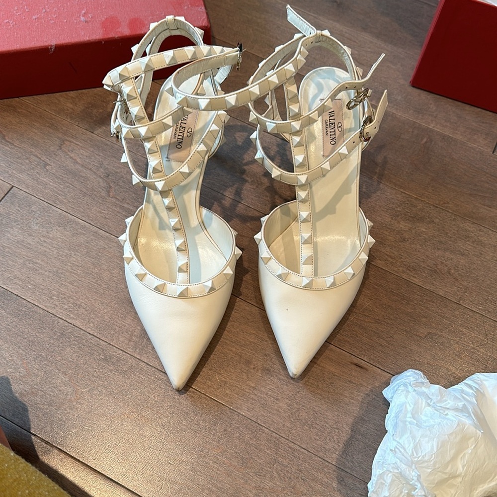 Valentino
Valentino Garavani Rockstud Pointed Toe Pumps